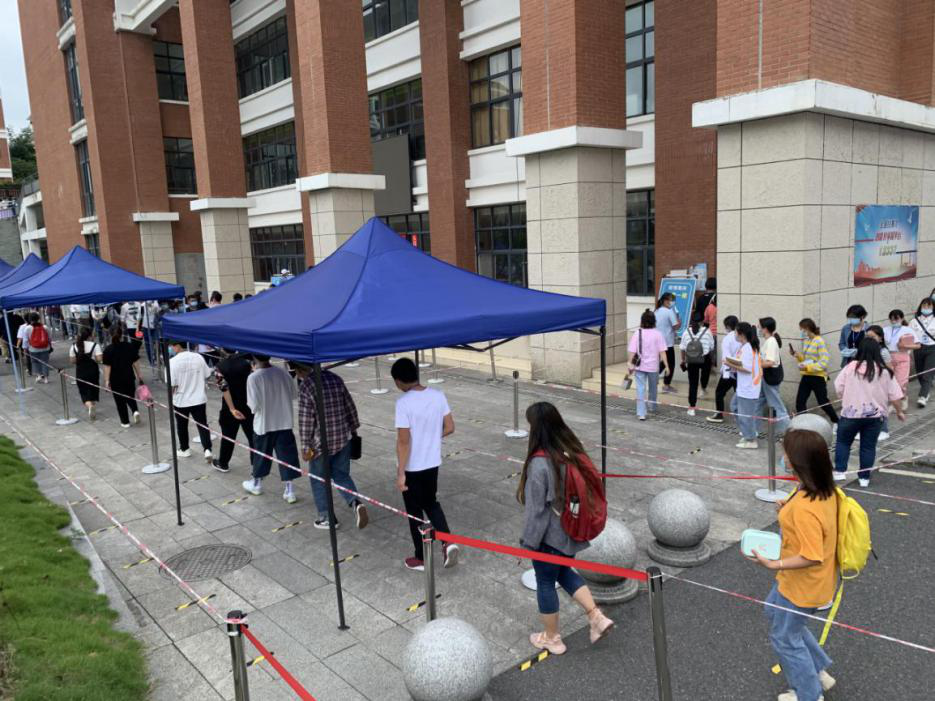 各批次学生有序用餐