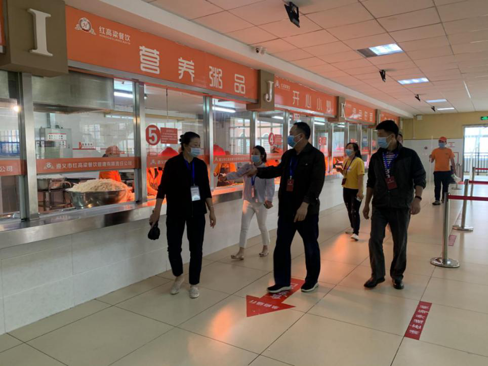 岳校检查开餐前备餐情况